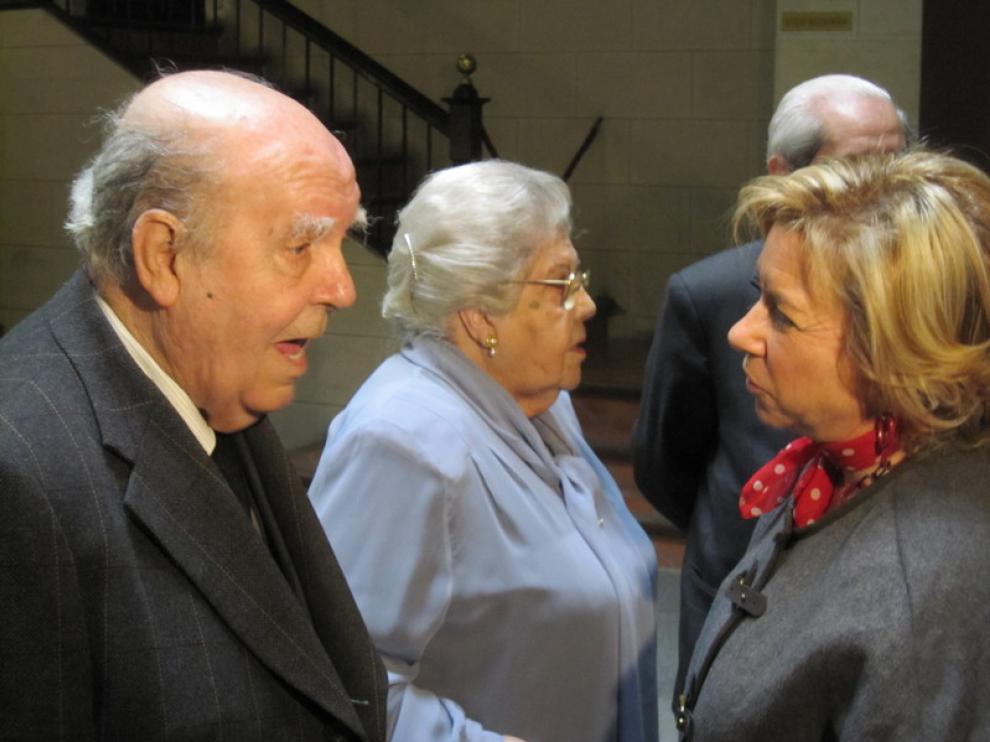 Representantes de la familia Van de Viu y la consejera Dolores Serrat