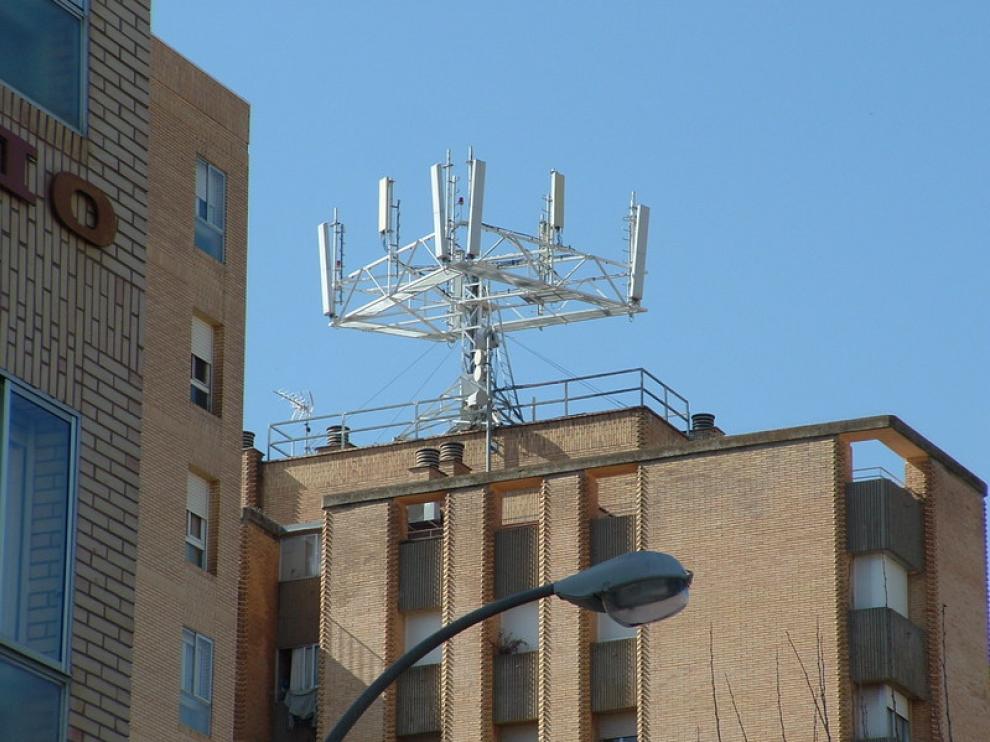 Una de las antenas de telefonía móvil que hay en Huesca