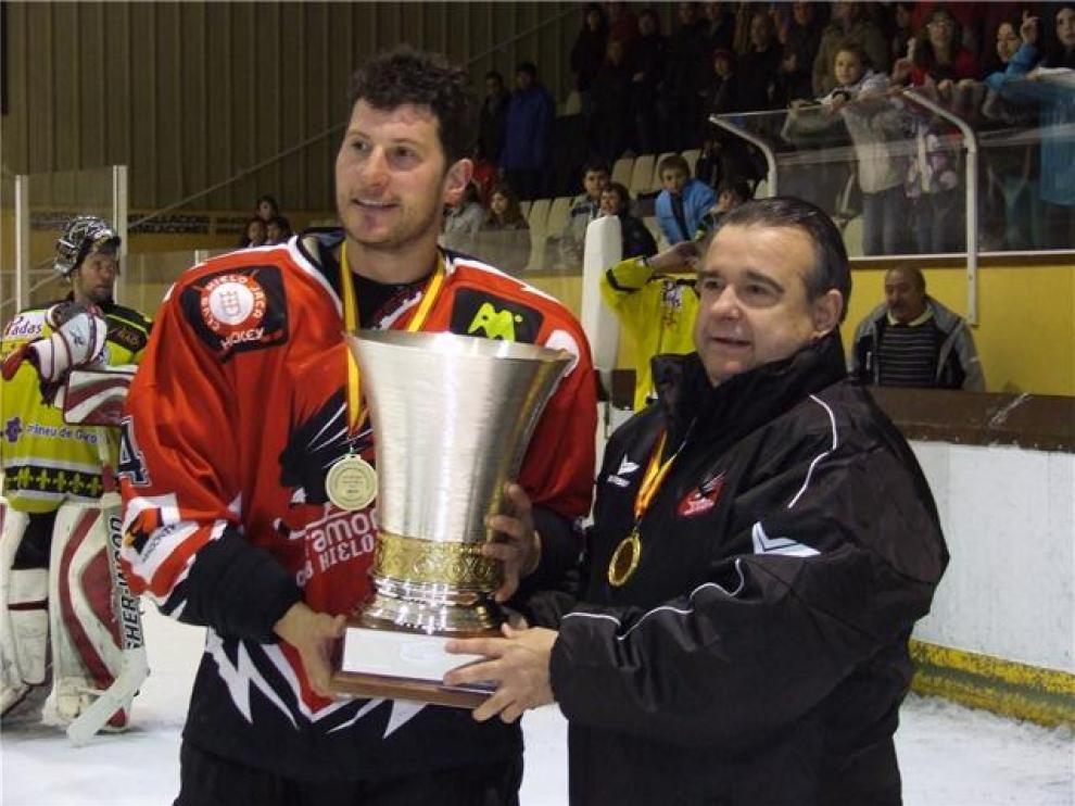 El trofeo de la Liga en manos del capitán, José Antonio Biec y el presidente, Francisco José Arbués