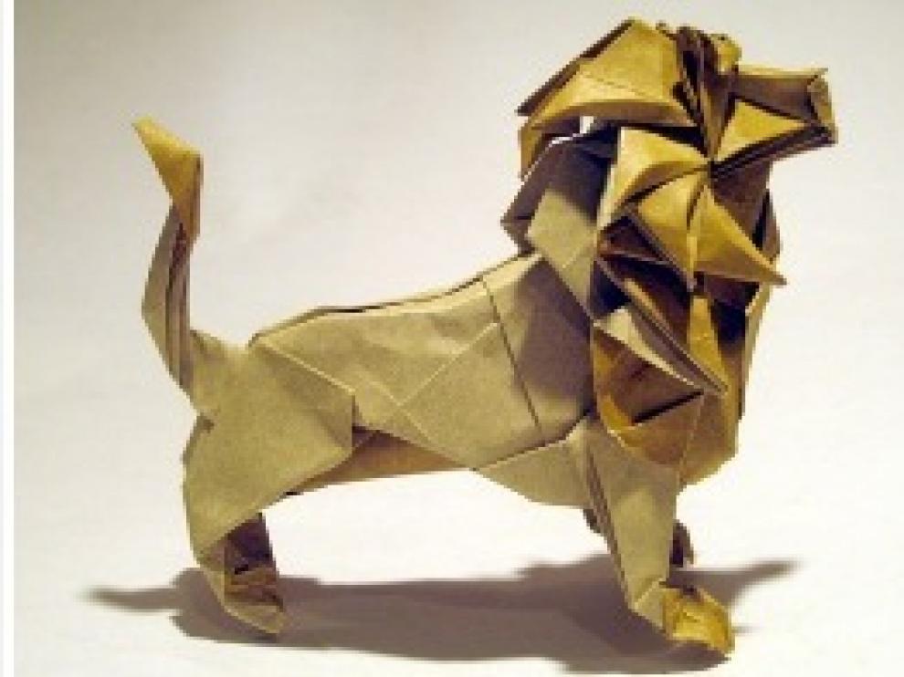 León hecho de papel