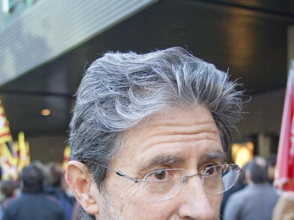 Adolfo Barrena frente a las puertas del Corte Inglés de Sagasta