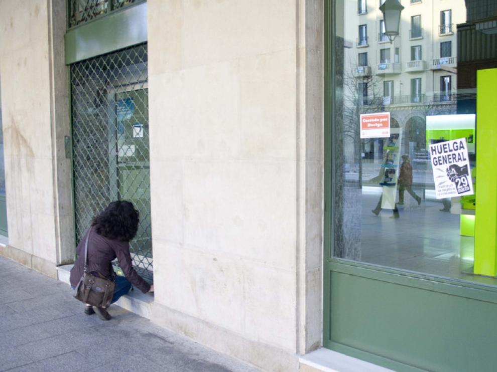 Una trabajadora abre una tienda en Zaragoza