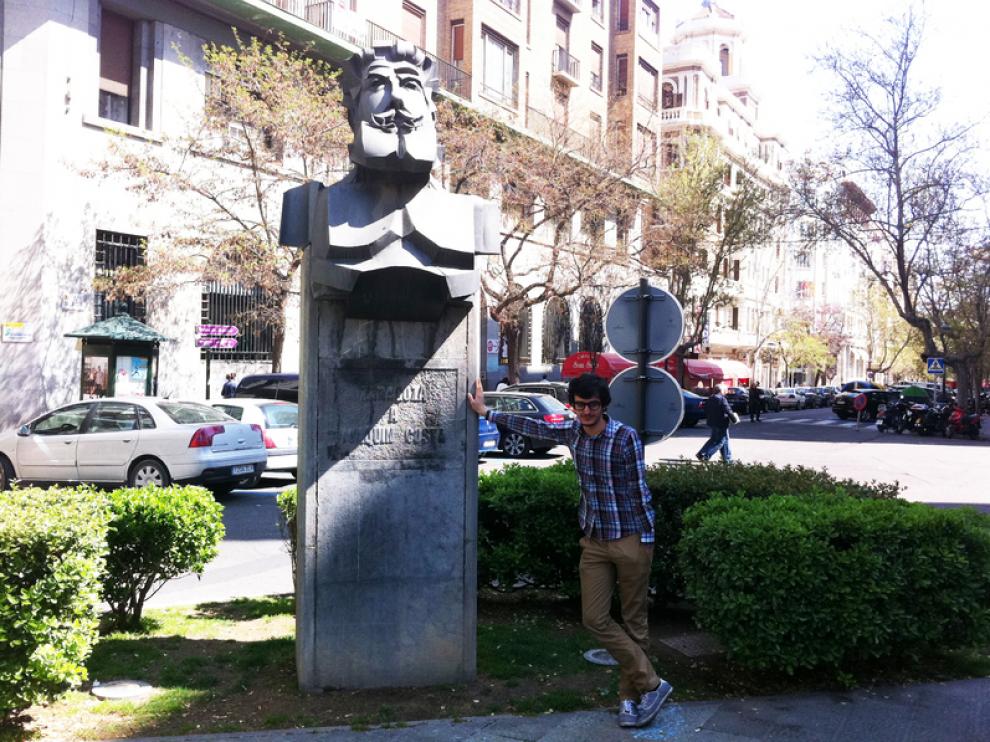 Javier, junto a un busto de Joaquín Costa