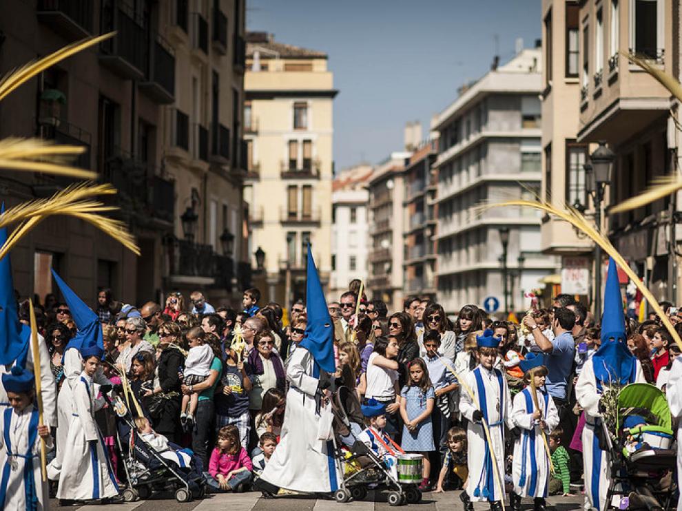 Miles de niños reciben a Jesús entre palmas