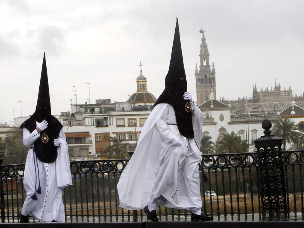 Nazarenos de la Hermandad de la Estrella en el puente de Triana