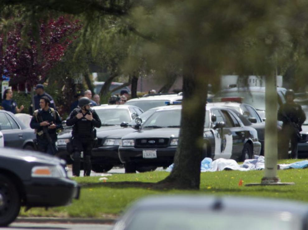 Los cuerpos del tiroteo yacen en el cesped de la universidad