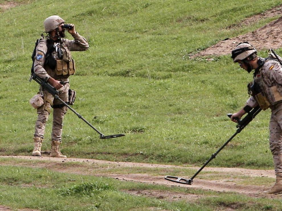 Militares españoles rastreando la zona