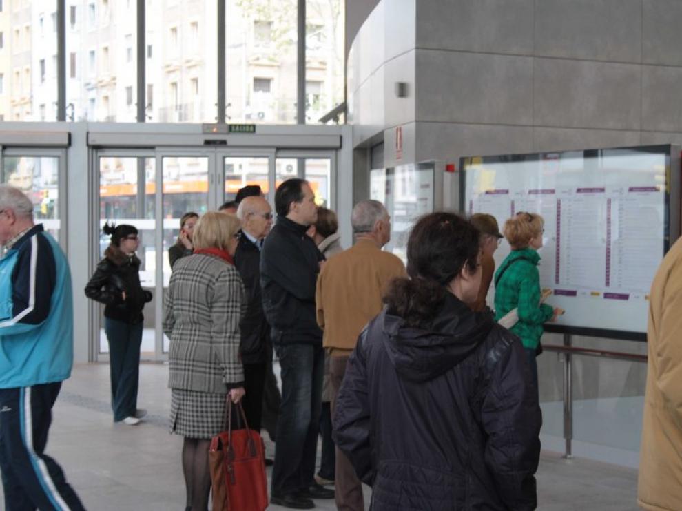 Pasajeros en la estación de cercanías Goya