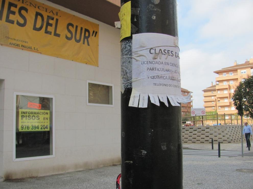 Las farolas se han convertido en improvisadas vallas publicitarias