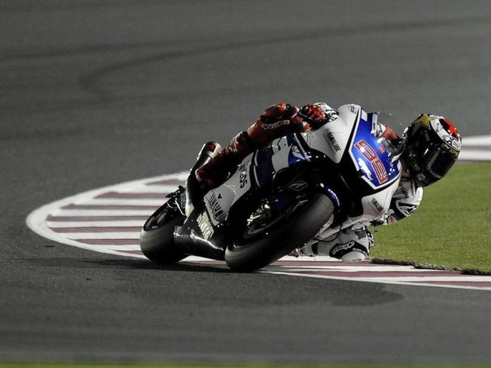 Lorenzo pilotando su moto en entrenamientos