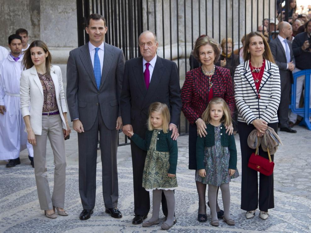 Los Reyes, los Príncipes y sus hijas y la infanta Elena, en la misa de Pascua en Palma