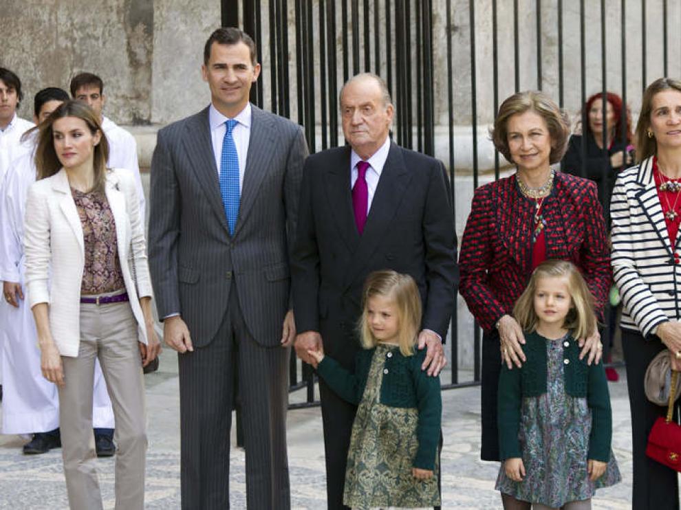 Los Reyes, los Príncipes y sus hijas, y la infanta Elena, a su llegada a la catedral de Palma