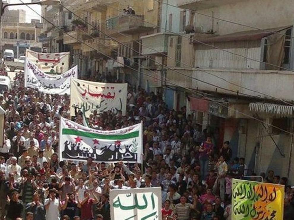 Multitud manifestándose en Siria contra el régimen