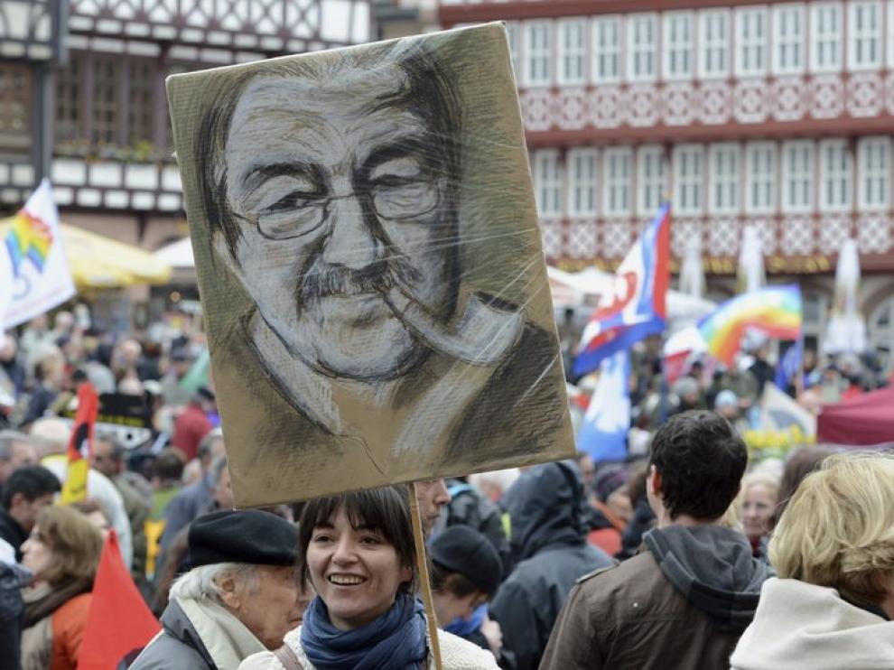 Un cartel con la imagen de Gunter Grass
