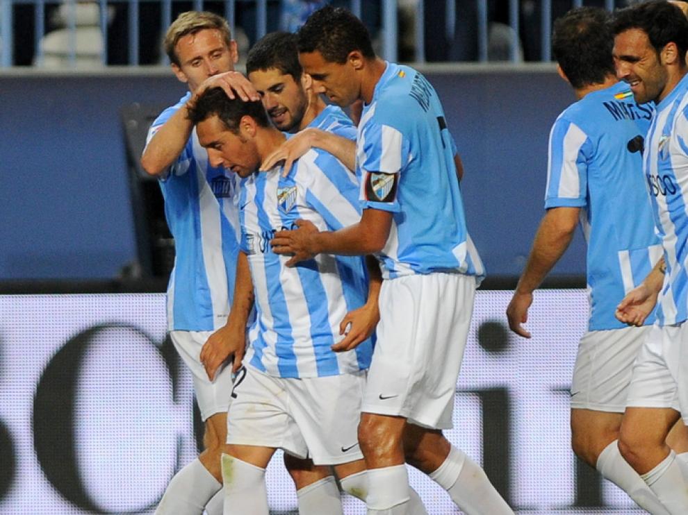 Los jugadores del Málaga celebran la victoria ante el Racing de Santander.