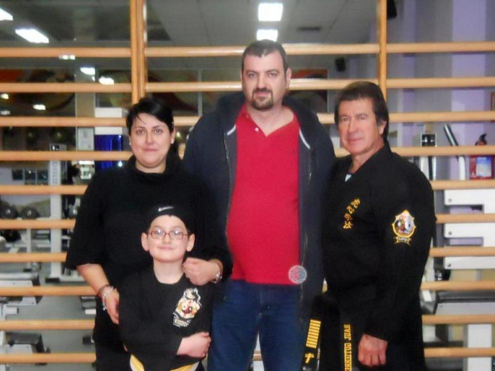Ricardo y sus padres en el gimnasio