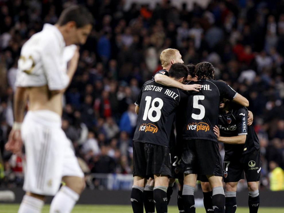 Los jugadores del Valencia se abrazan al final del partido, que terminó en empate.