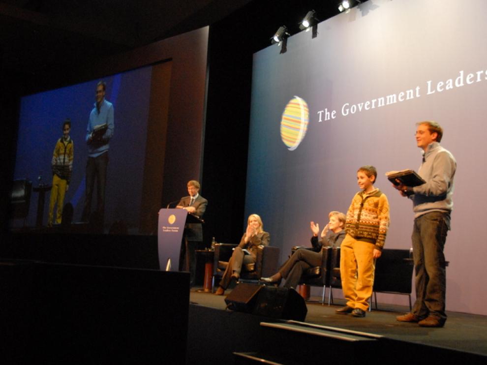 Alumnos de Ariño, con Bill Gates, en 2008