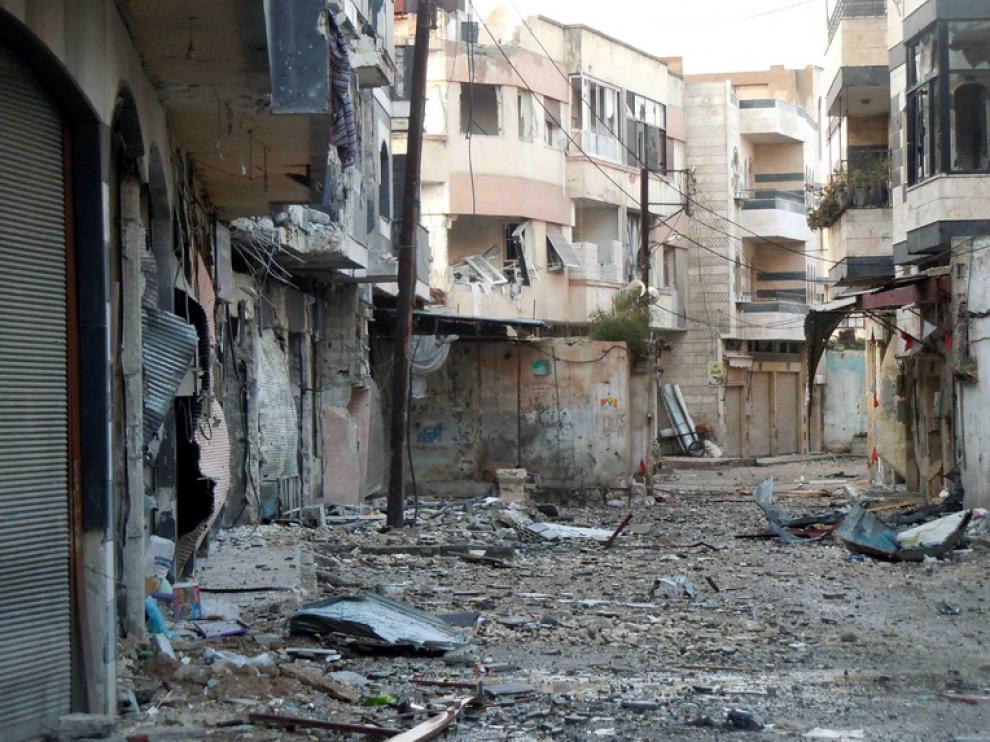 Estado de una de las calles de Homs tras un bombardeo