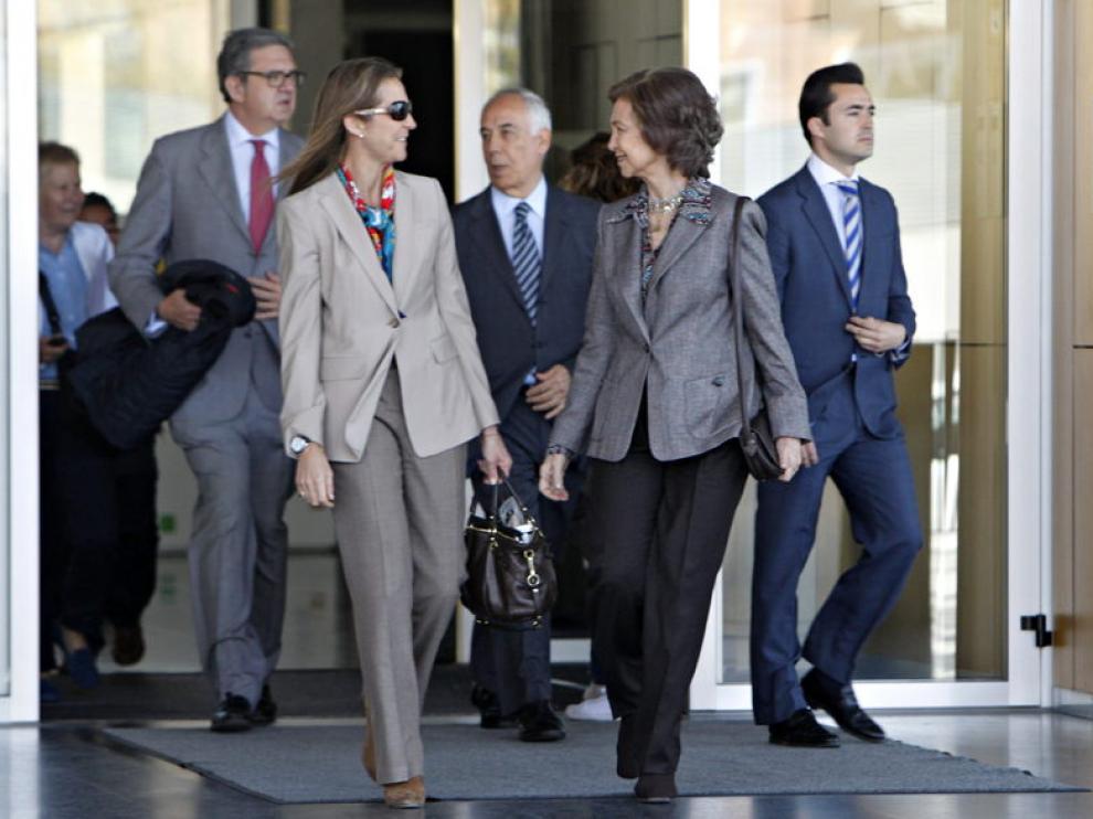 La infanta Elena y la reina Sofía en la clínica