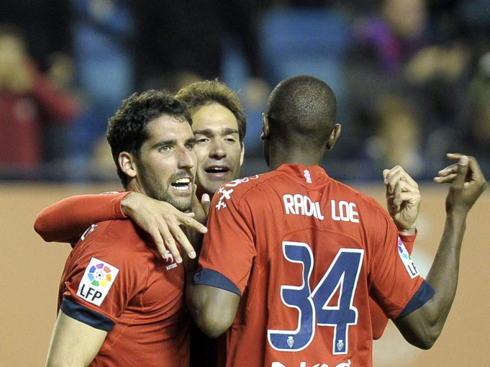 Los jugadores del Osasuna celebran el primer gol marcado.