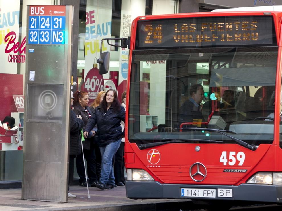 Un autobús urbano recorre las calles de Zaragoza