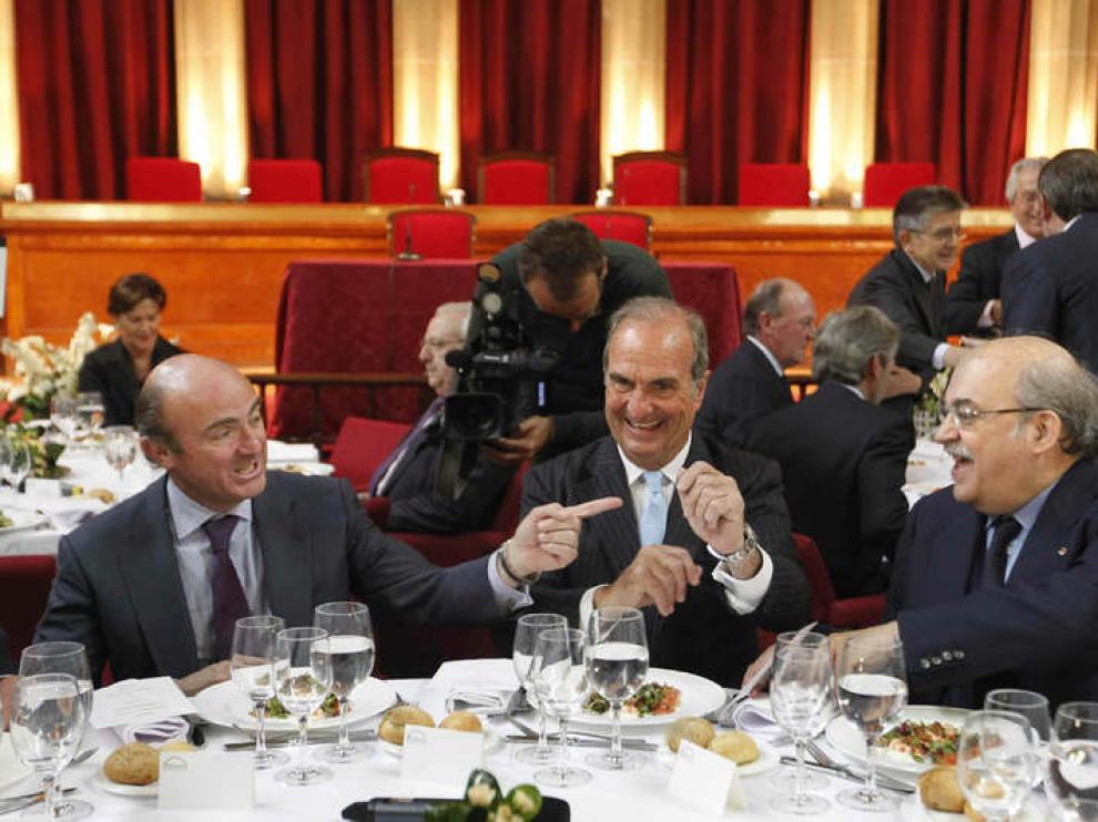 De Guindos (i), junto al presidente de Fomento del Trabajo (c), y el consejero catalán.