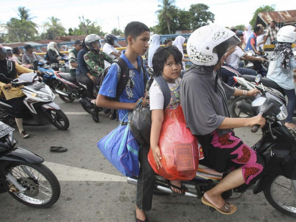 Residentes de Banda Aceh evacúan el lugar tras la alerta de tsunami