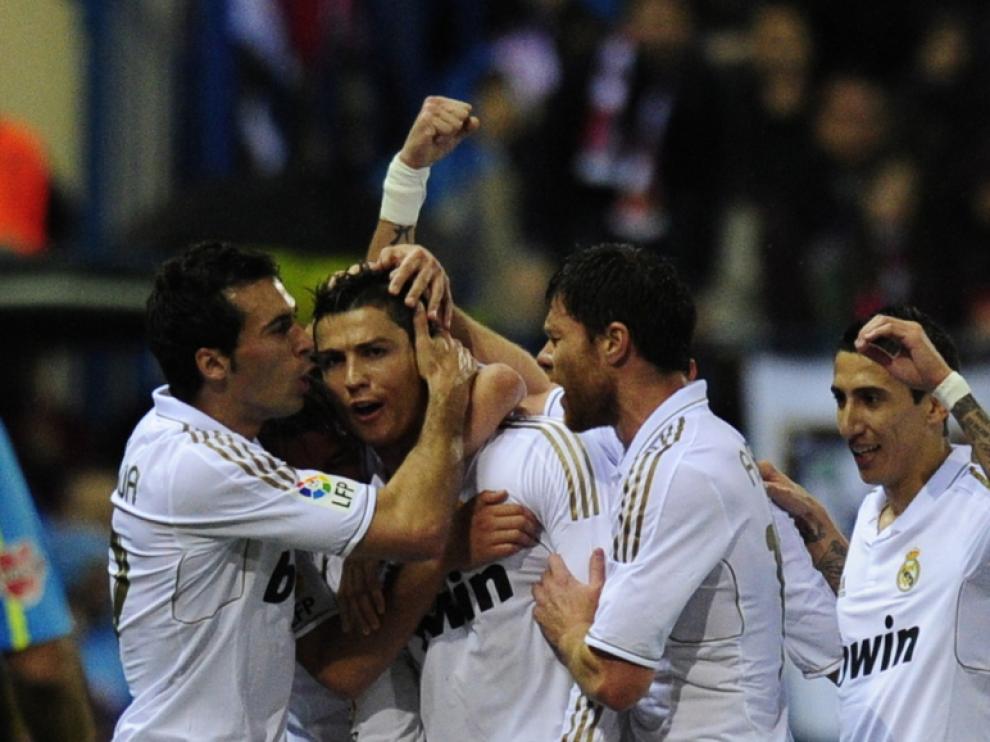 Los jugadores del Madrid celebran un gol durante el partido