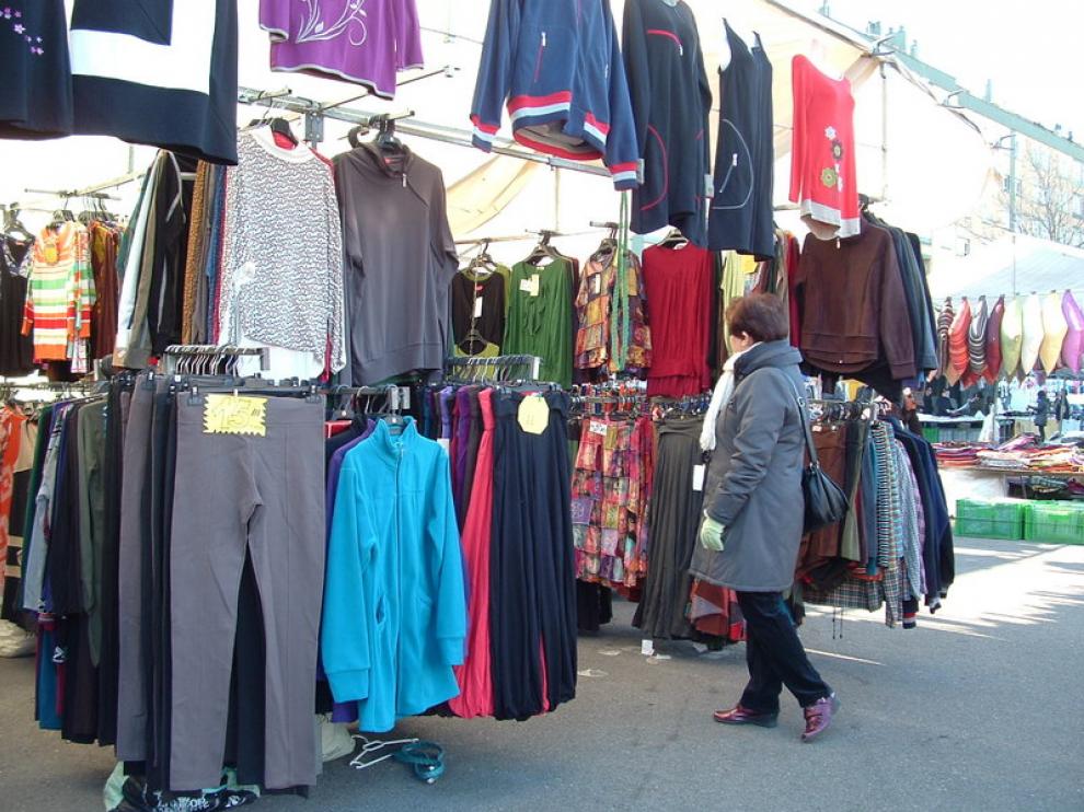 Un puesto del mercadillo de Huesca