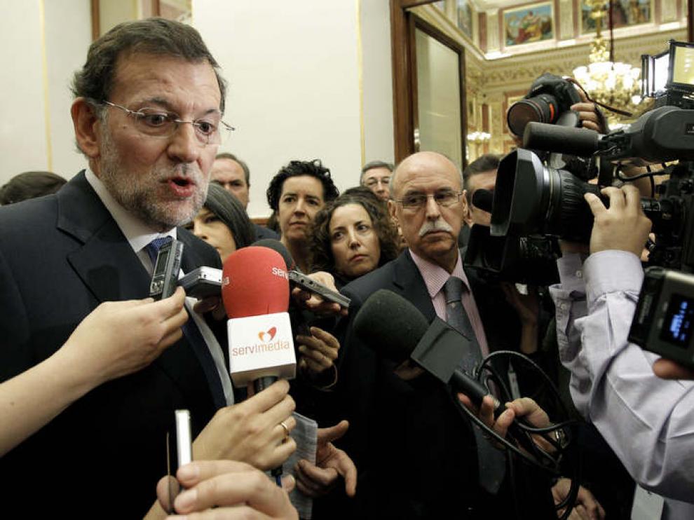 Rajoy, en el Congreso, atiende a los periodistas