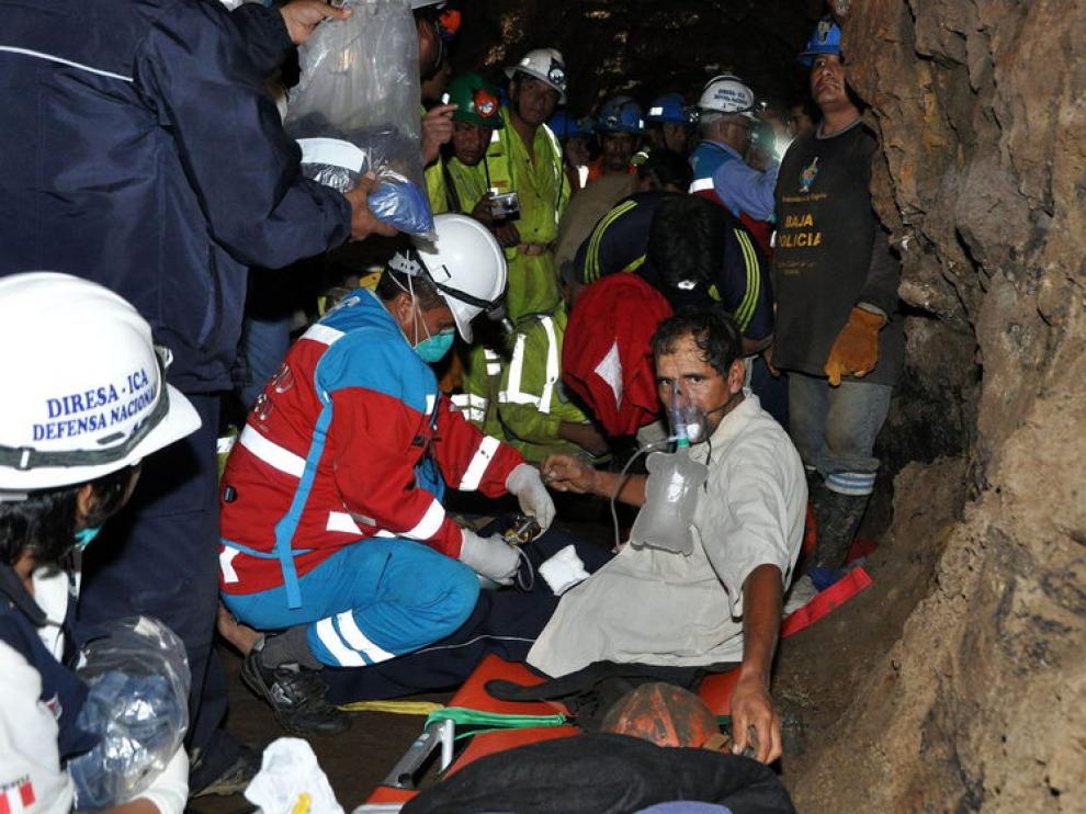 Uno de los mineros, con mascarilla, tras su rescate