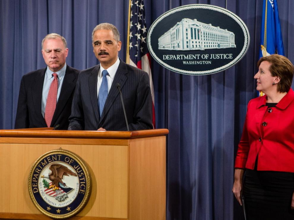 El fiscal, Eric Holder, anuncia la demanda antimonopolio contra Apple por acordar subir el precio de los libros electrónicos.