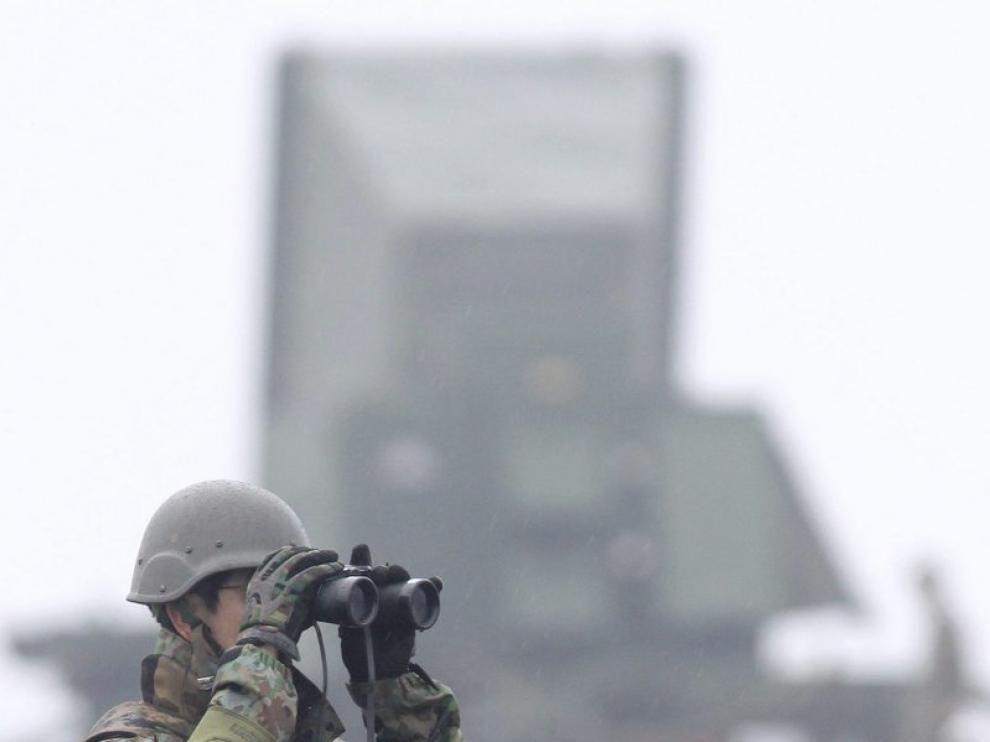 Un soldado japonés hace guardia ante un sistema de defensa aérea PAC-3 en la base militar de Chinen