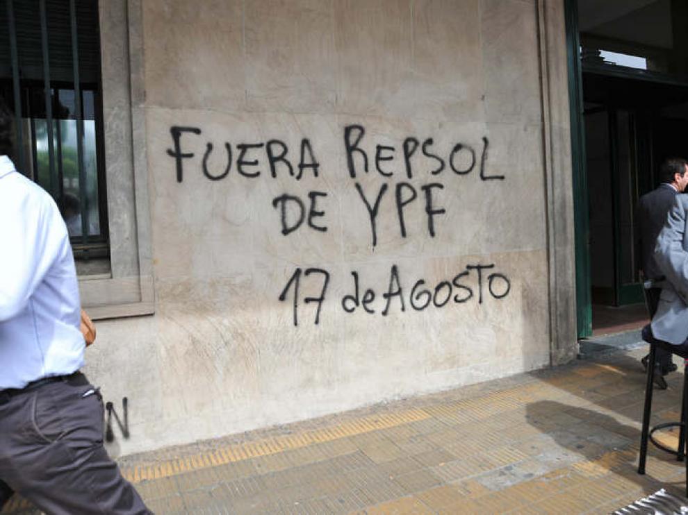 Grafiti en un edificio de Buenos Aires contra Repsol