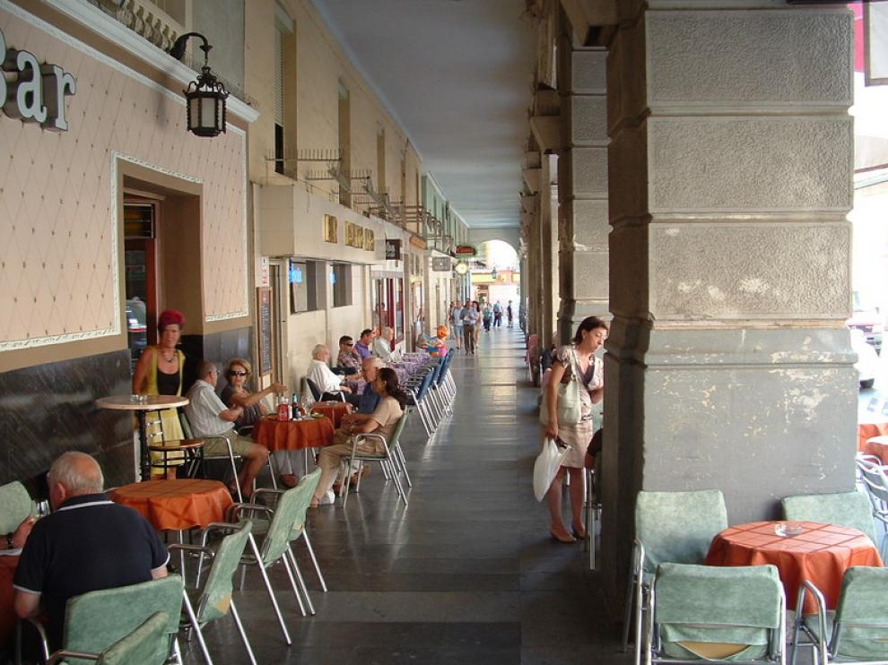 En la imagen, terraza en los Porches de Galicia de Huesca.