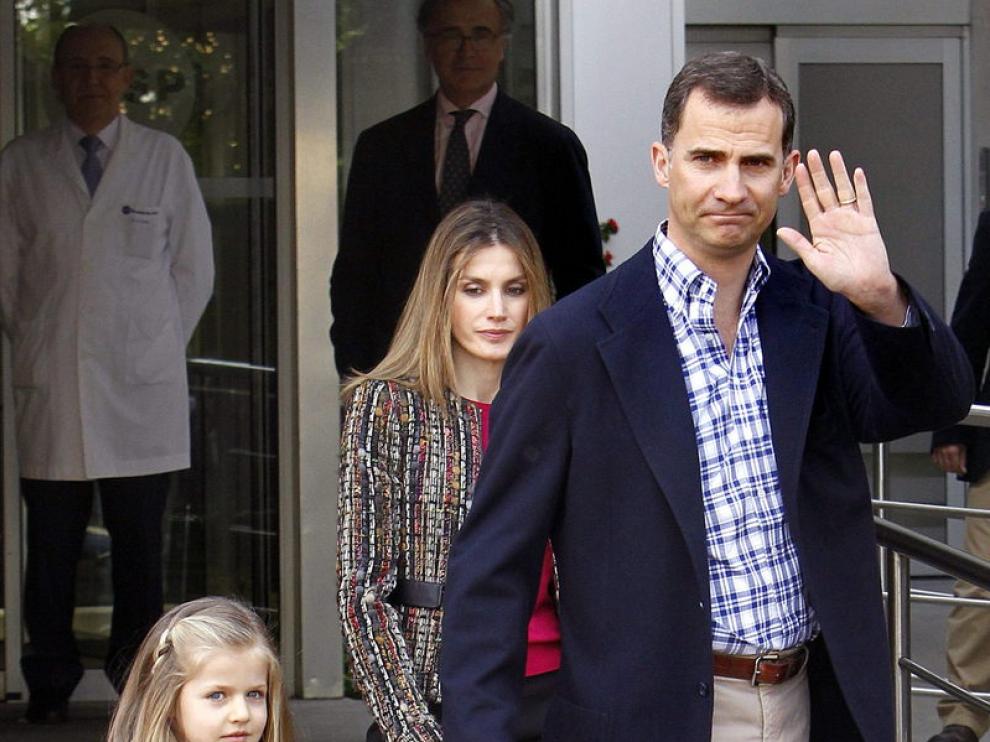 Los príncipes y sus hijas visitan al Rey