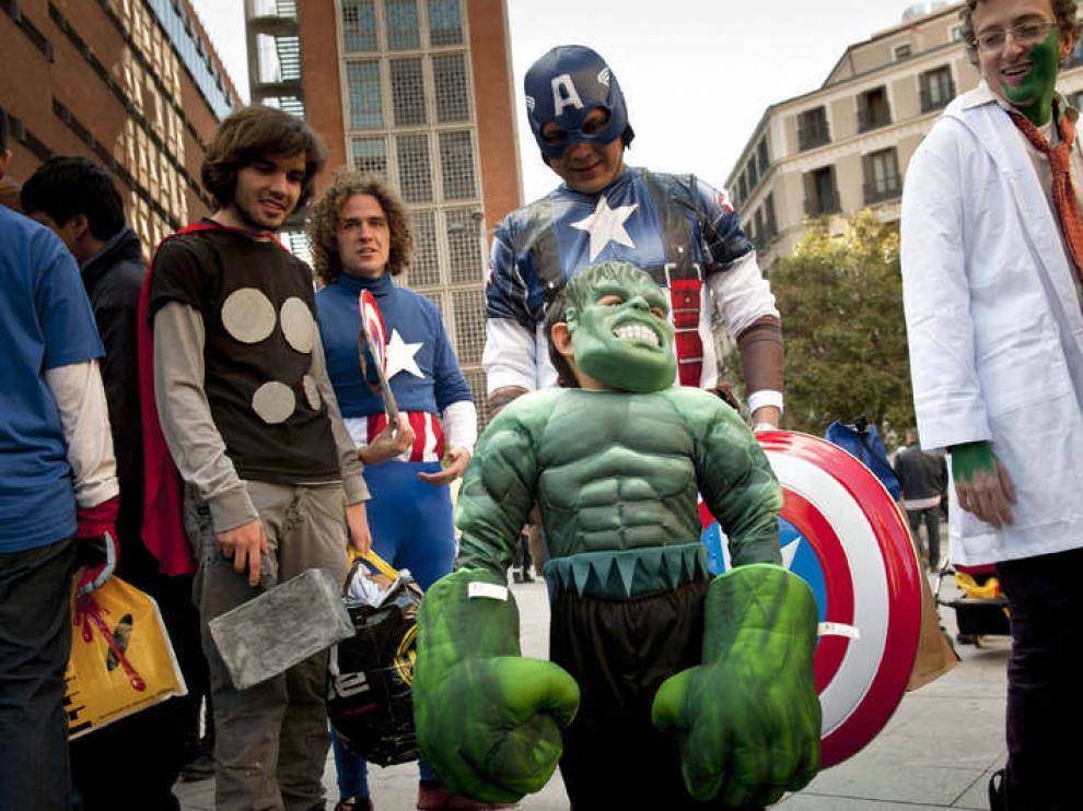 Los fans de los superhéroes asistieron a la proyección de la película 'Los Vengadores'.