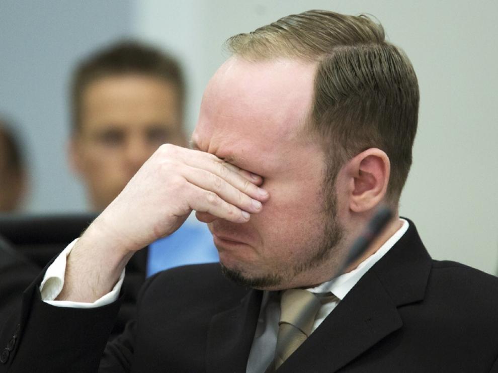 Breivik llora de emoción en el juicio