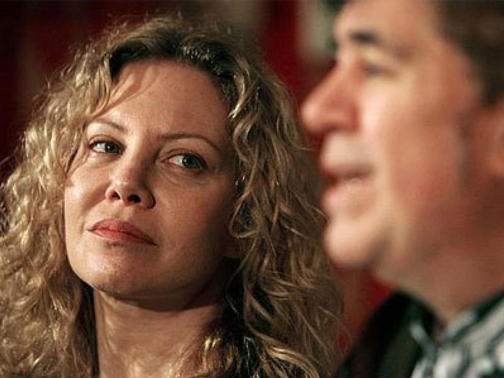 La actriz Cecilia Roth, junto al cineasta español, Pedro Almodóvar, en una imagen de archivo.