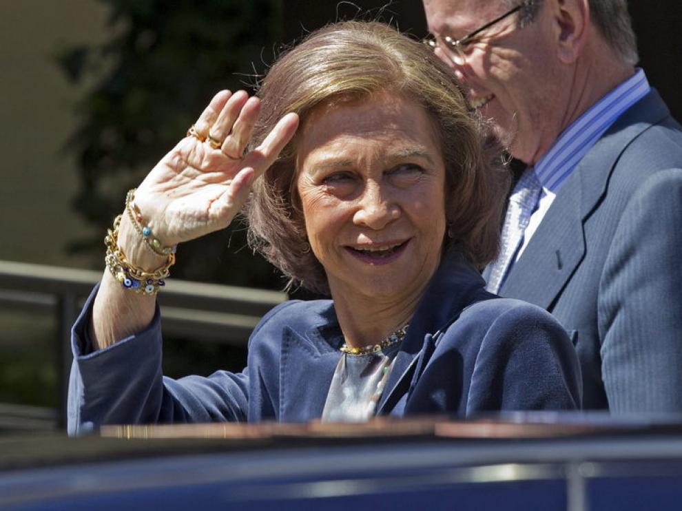 La Reina ha hecho una visita fugaz al monarca