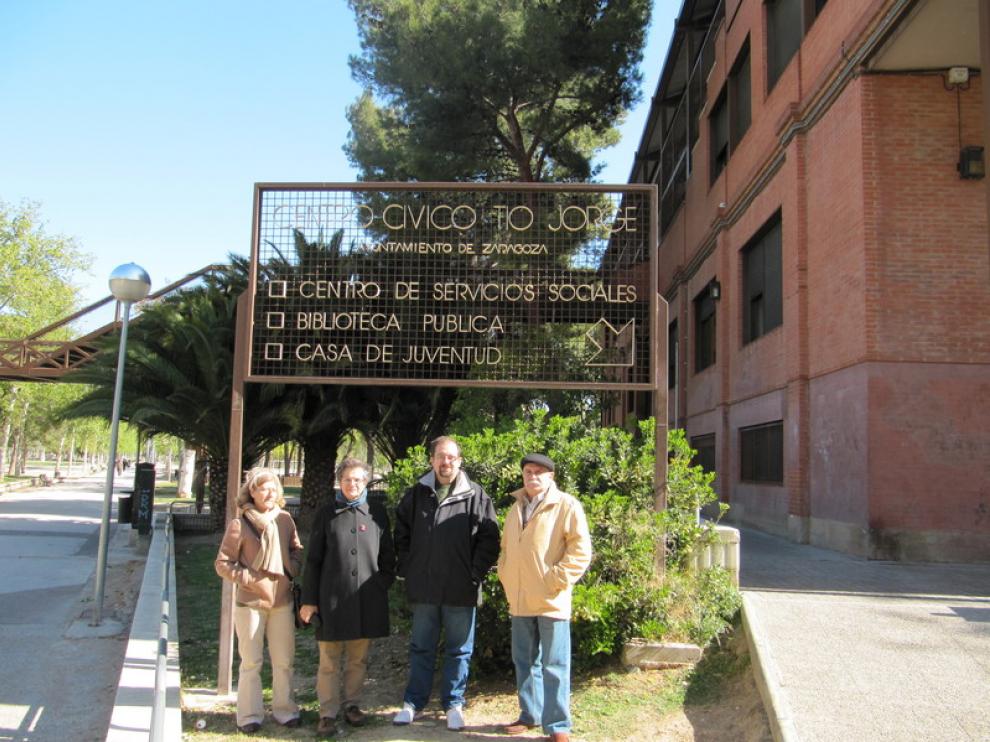 Ana San Agustín (trabajadora del centro), Pilar González (directora), Rafael Tejedor (AV Arrabal) y Juanjo Jordá (AV Picarral)