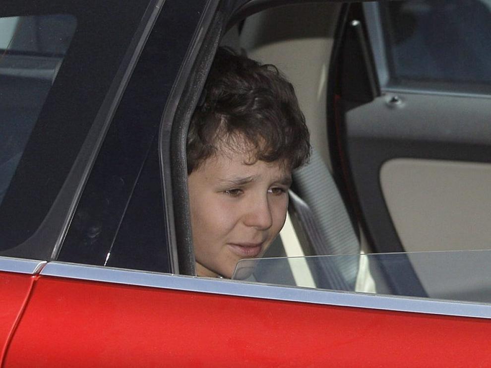 El hijo de la infanta Elena, Felipe Juan Froilán, a su salida del hospital