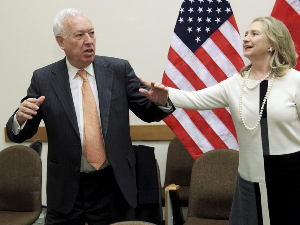 La secretaria de Estado estadounidense, Hillary Clinton (d), hace un gesto al ministro español de Asuntos Exteriores