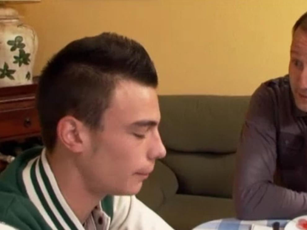 'Hermano mayor' ayuda a un joven que desprecia a su madre