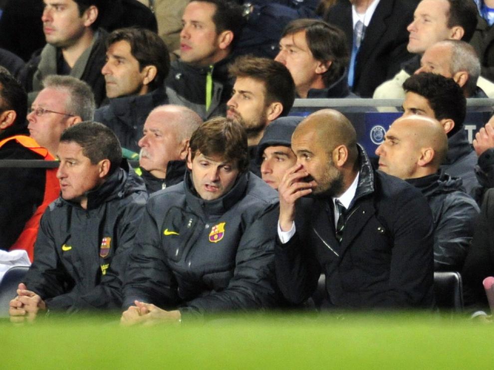 Pep Guardiola se muestra inquieto en el banquillo.