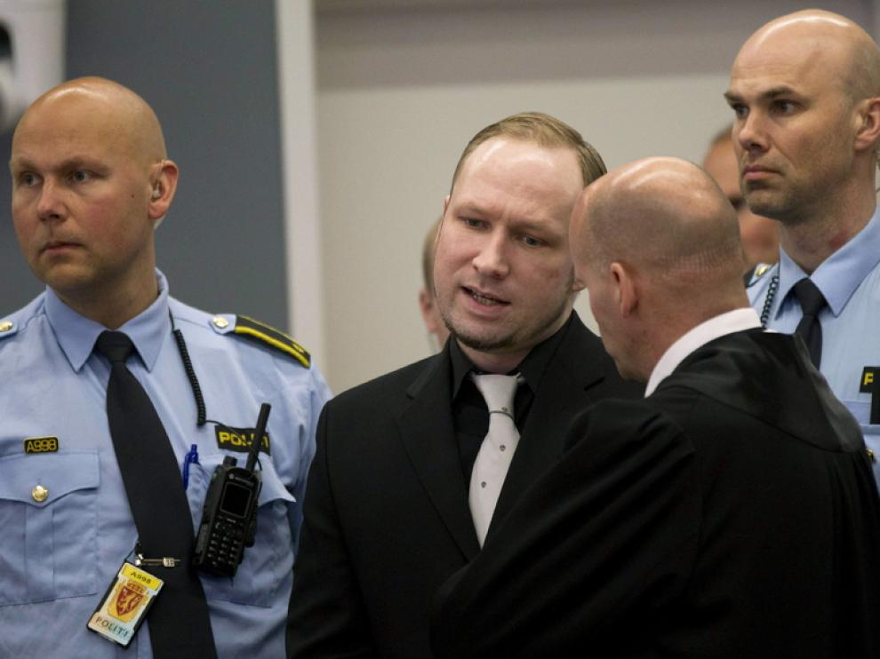 Breivik en la entrada del juzgado