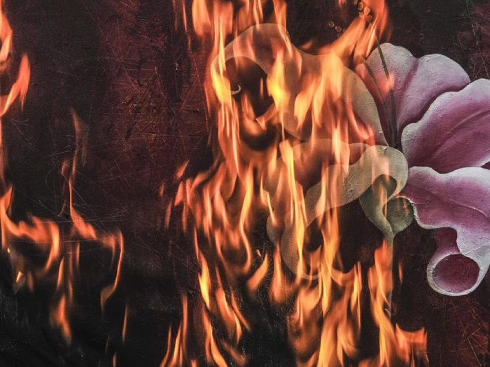 Detalle de una de las obras ardiendo
