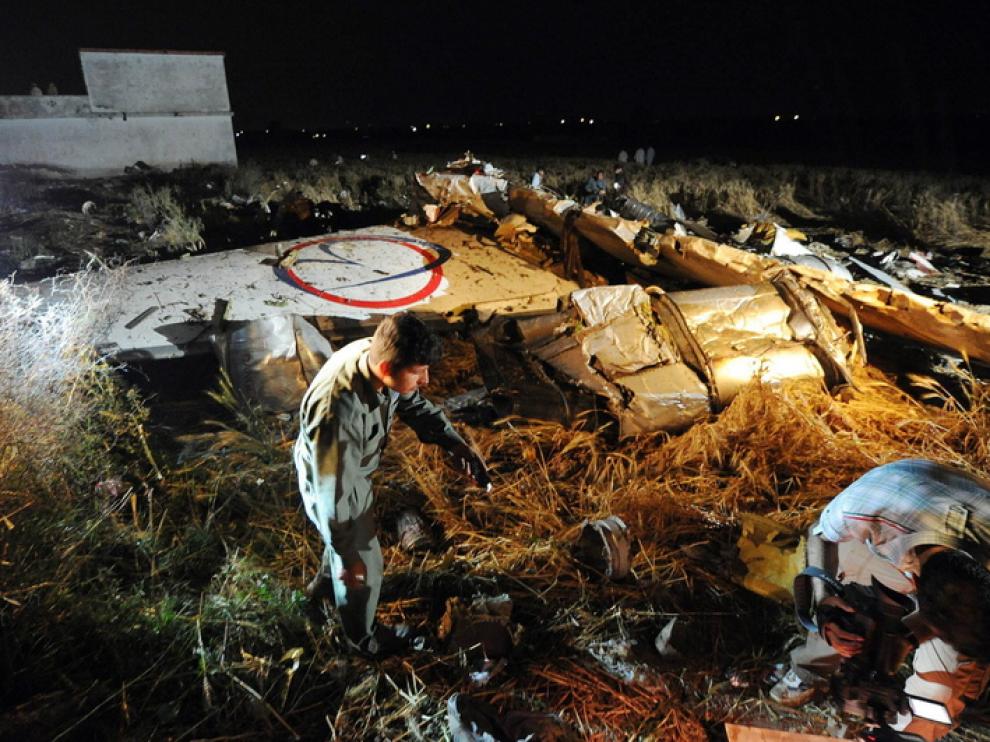 Restos del avión sinestrado en el accidente en Pakistán