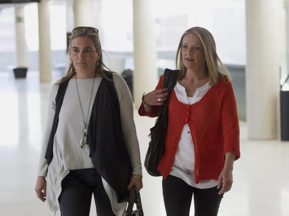 La secretaria personal del duque de Palma, acompañada de una amiga, a su llegada al juzgado de Barcelona.